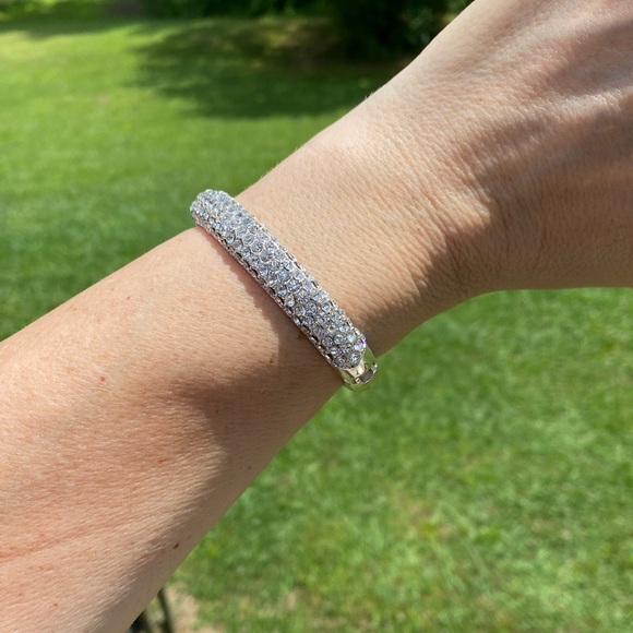 Crystal adorned silver plated hinge bracelet - Picture 13 of 16